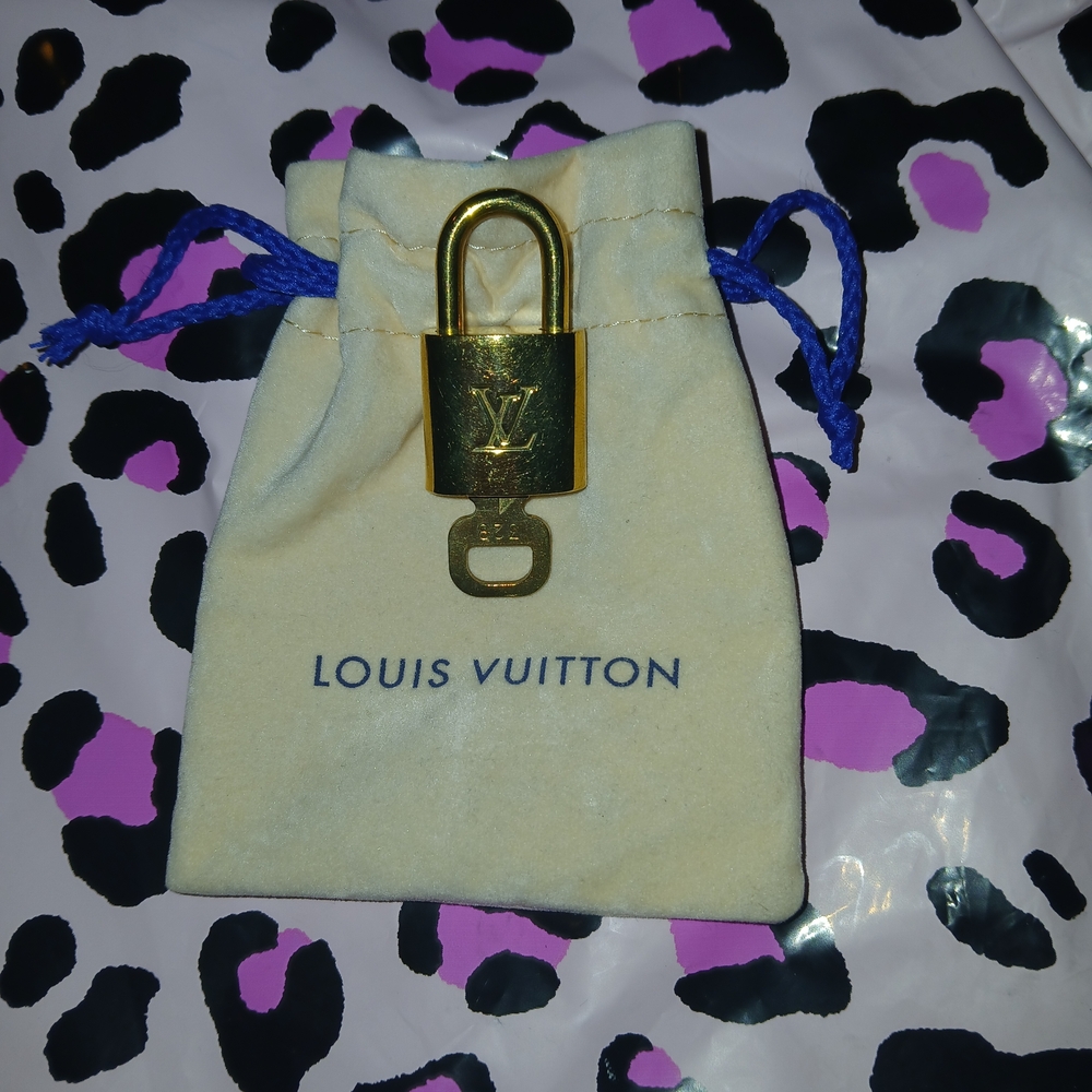 LV GOLD BRASS LOCK & KEY #328 DUST BAG INCLUDED - Picture 2 of 8